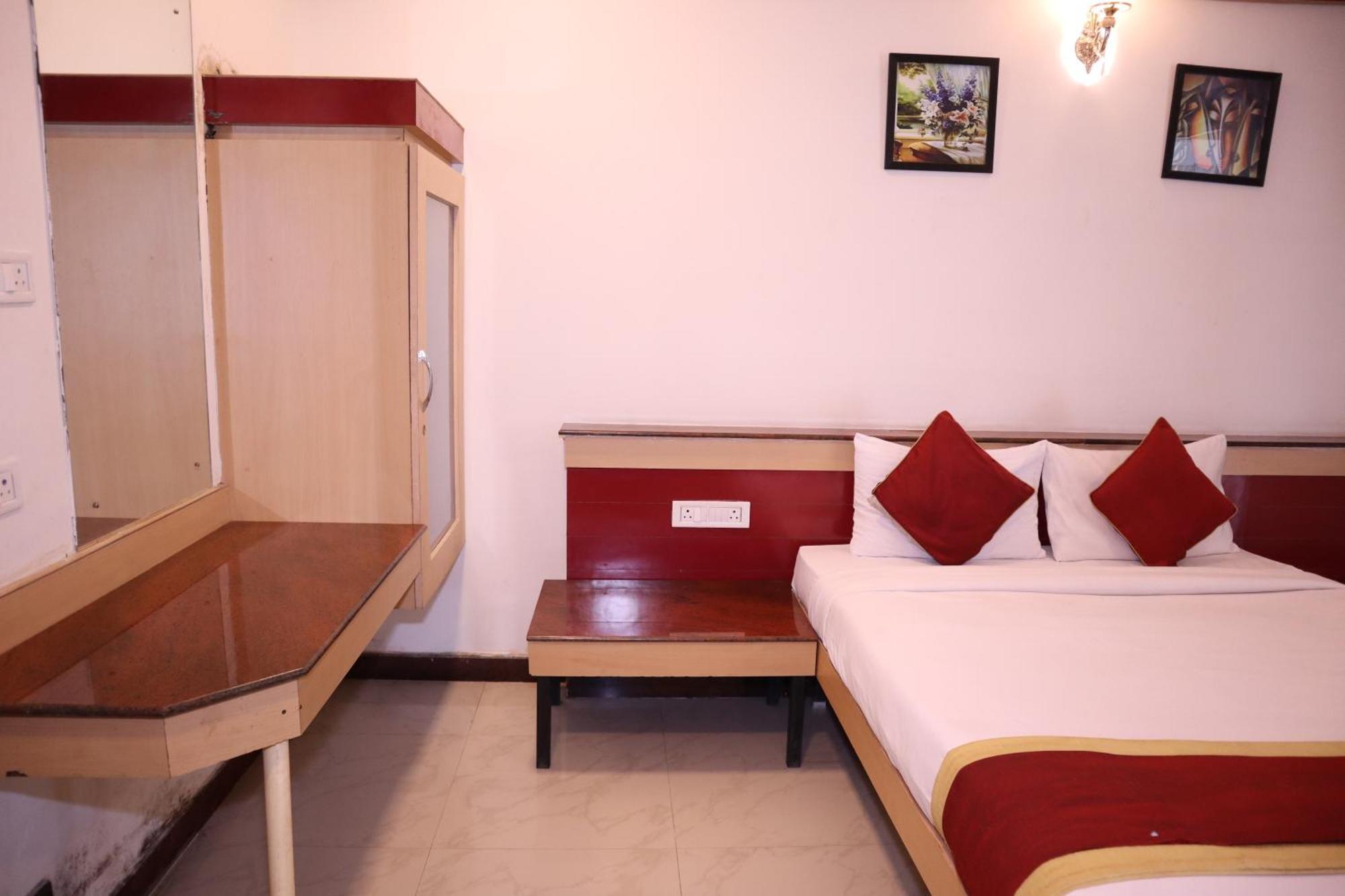 Sri Sai Ram Suites Bangalore Exterior foto