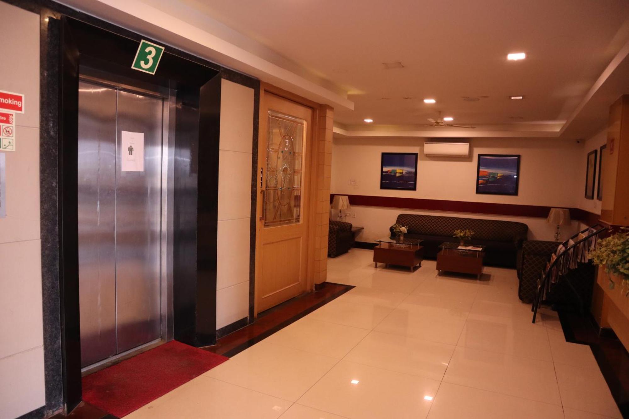 Sri Sai Ram Suites Bangalore Exterior foto