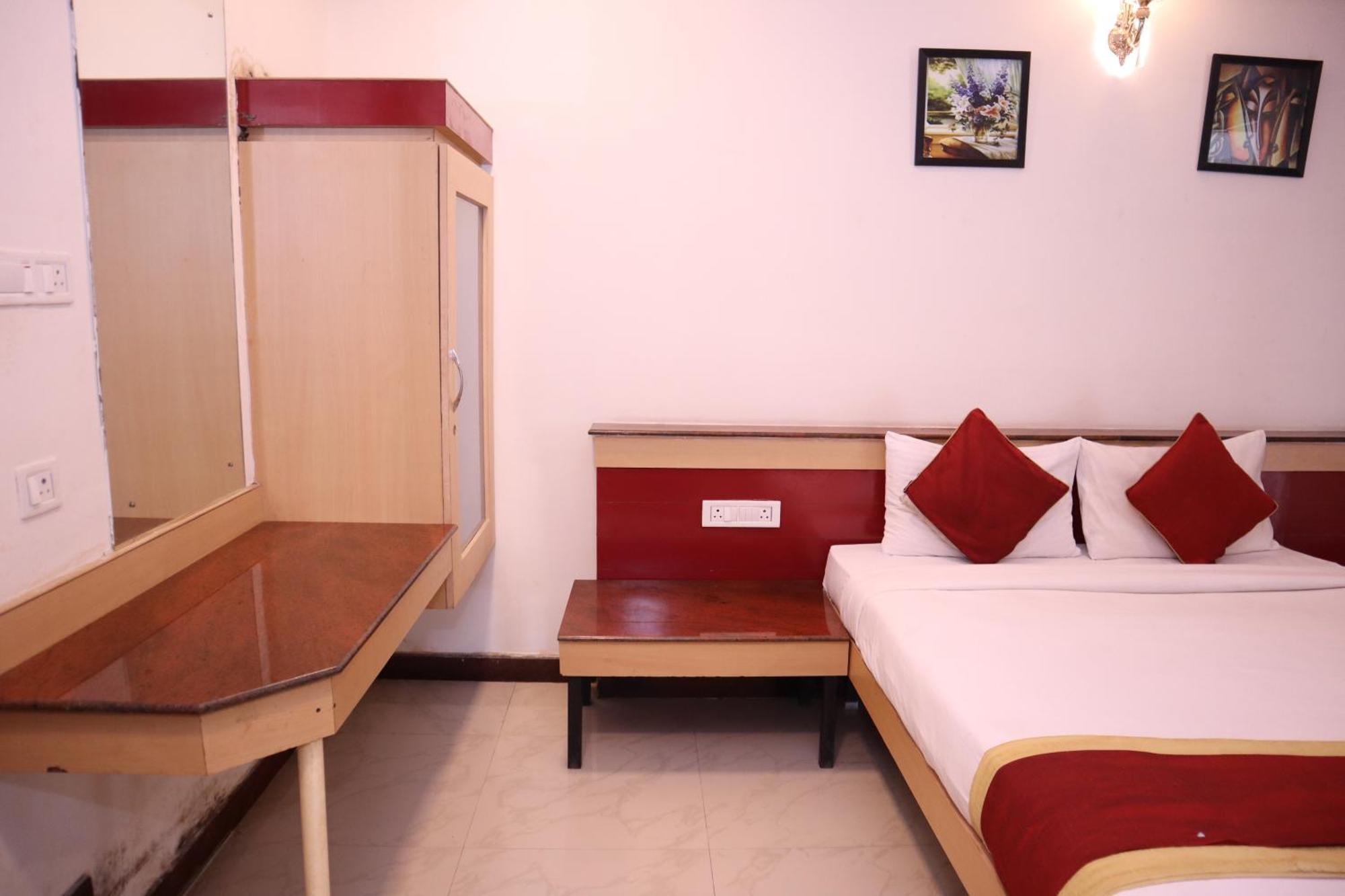 Sri Sai Ram Suites Bangalore Exterior foto