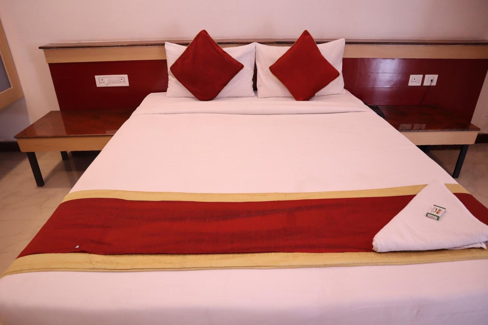 Sri Sai Ram Suites Bangalore Exterior foto