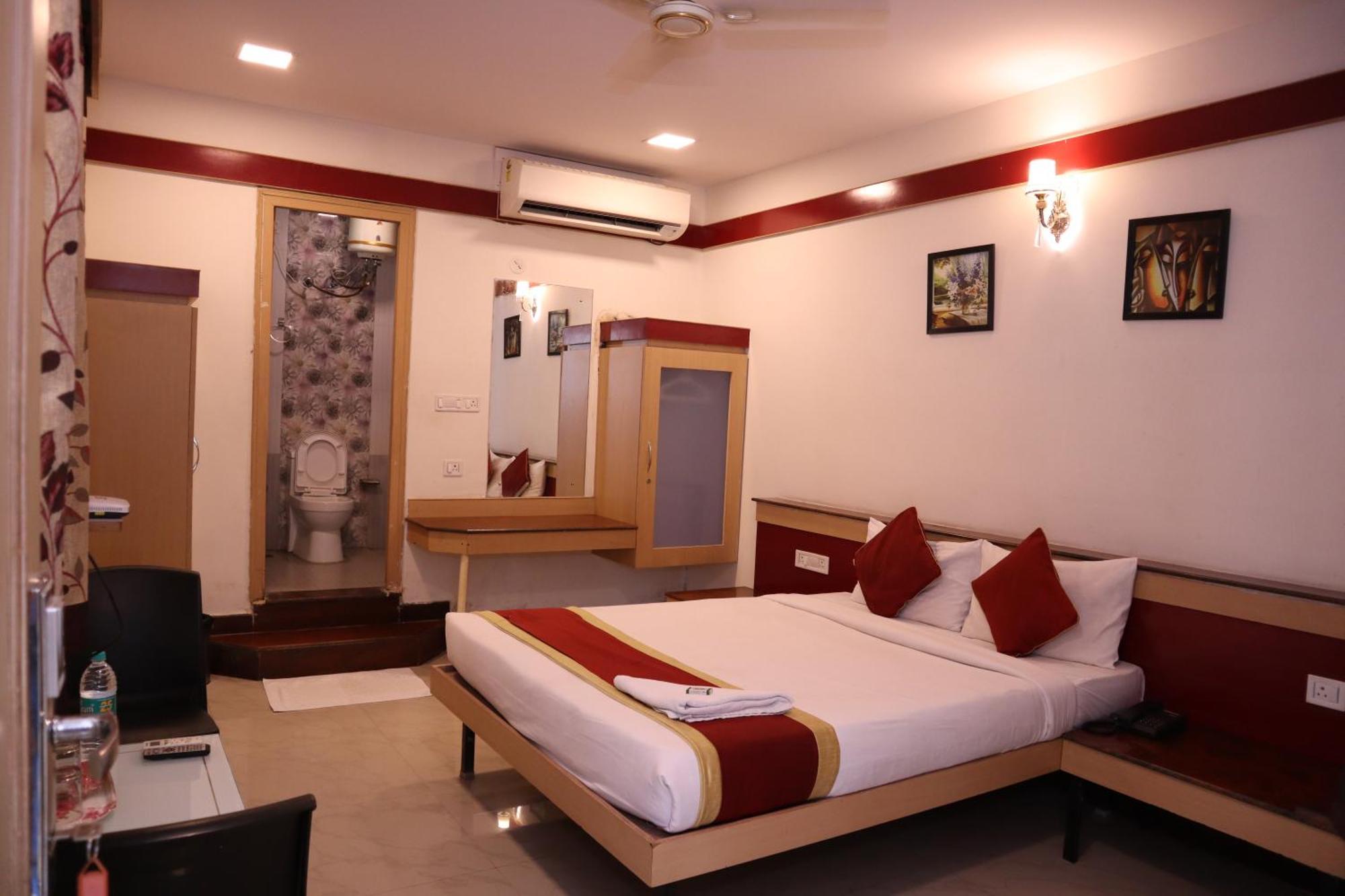 Sri Sai Ram Suites Bangalore Exterior foto
