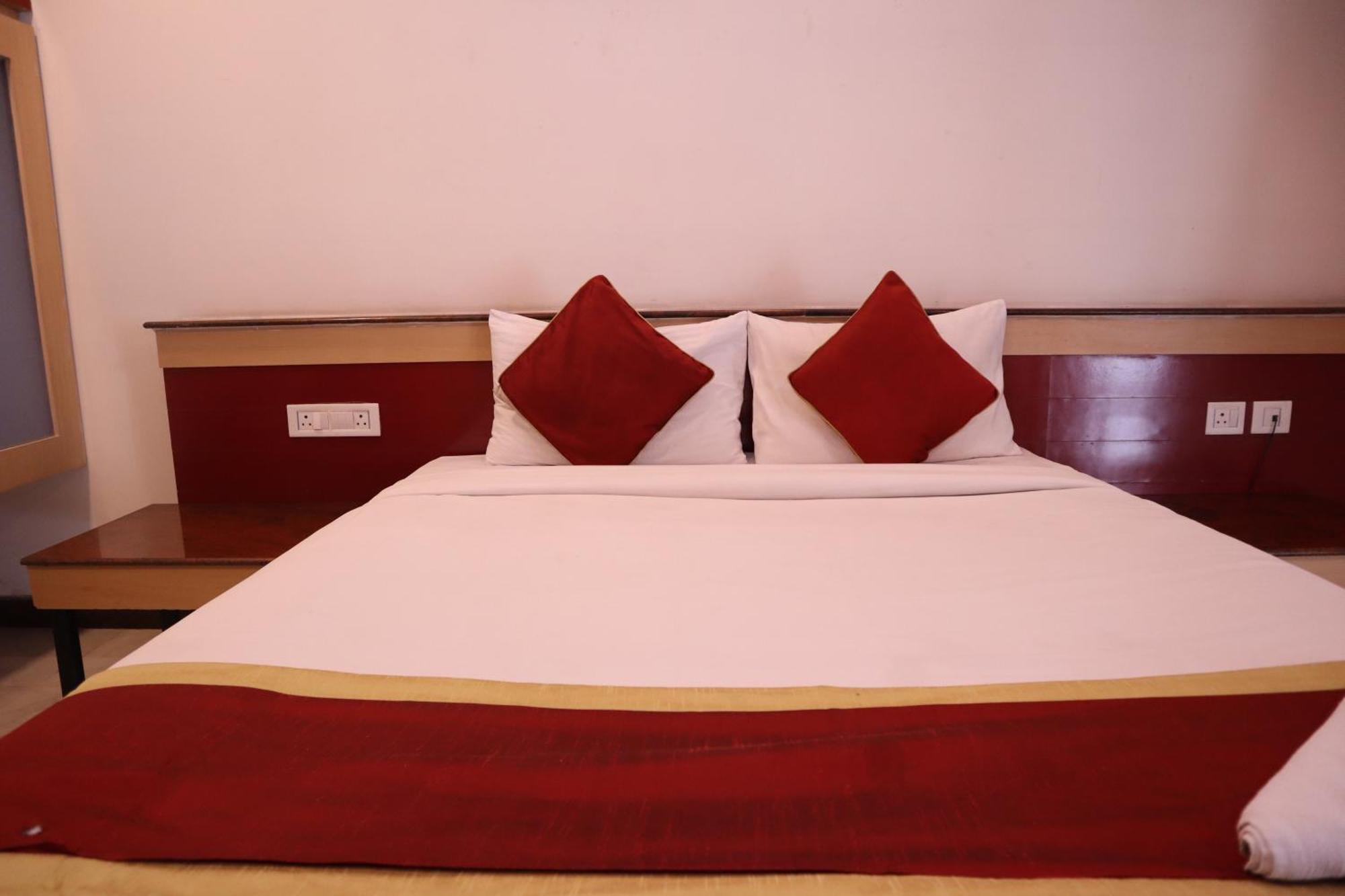Sri Sai Ram Suites Bangalore Exterior foto